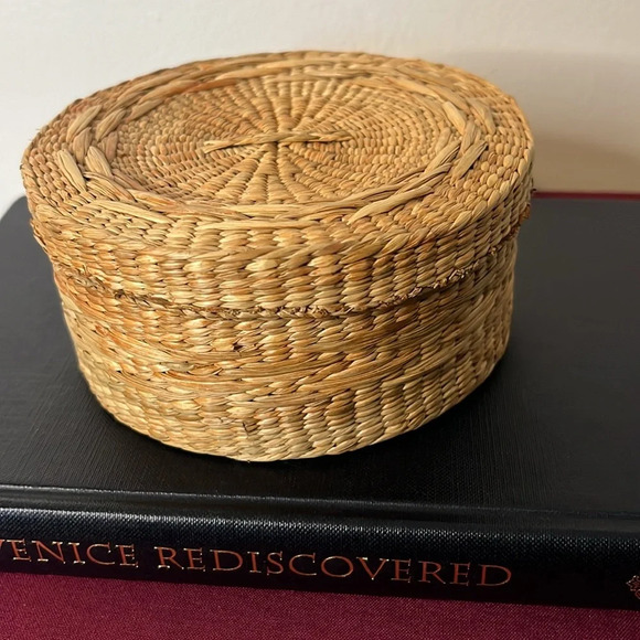 Woven Vintage Chinese Lidded Basket in Natural Straw - Picture 4 of 9